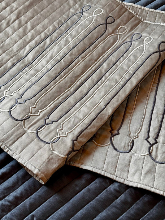 THE GREY HECTOR BED RUNNER