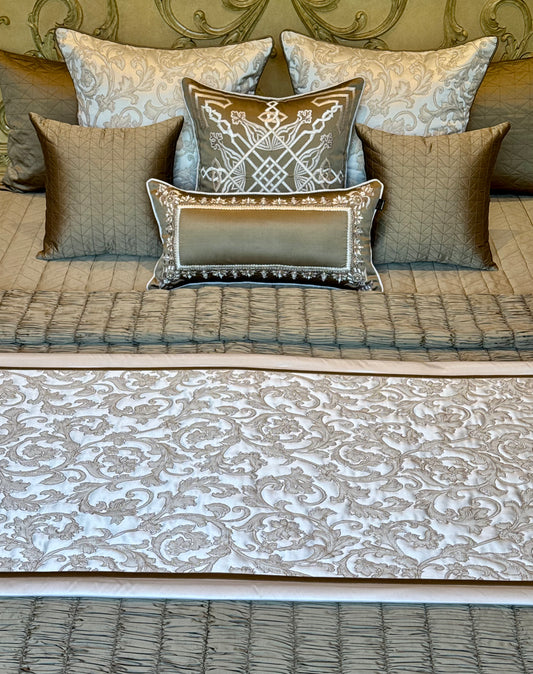 The Silken Crest Quilt Set