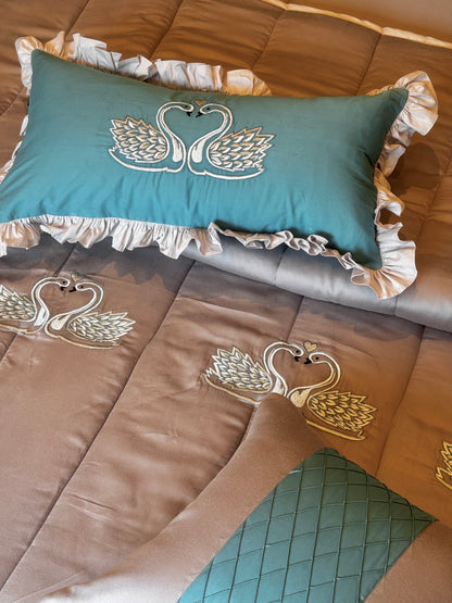 The Grey Swan Quilt Set