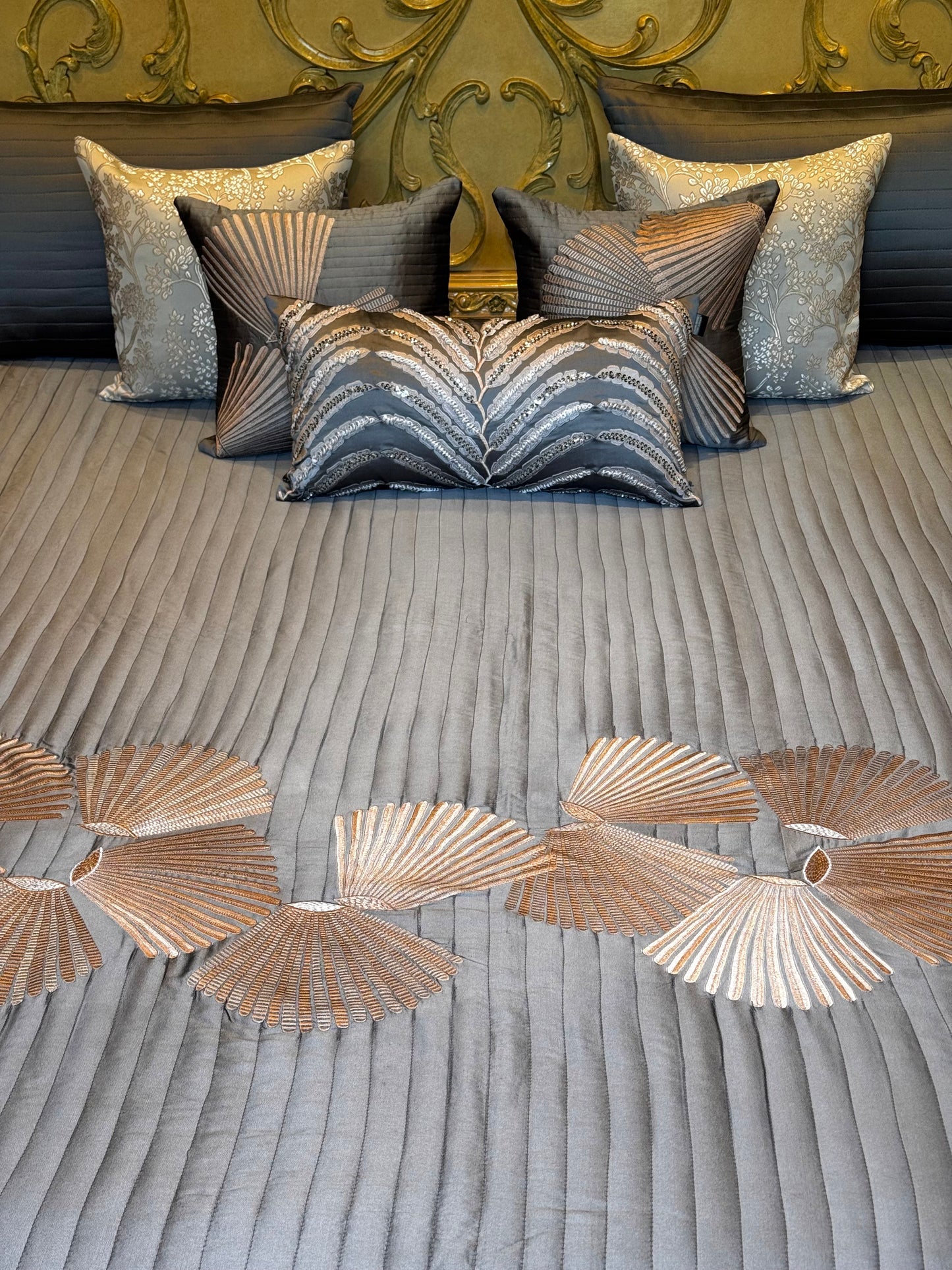 The Grey Knot Bedding Set