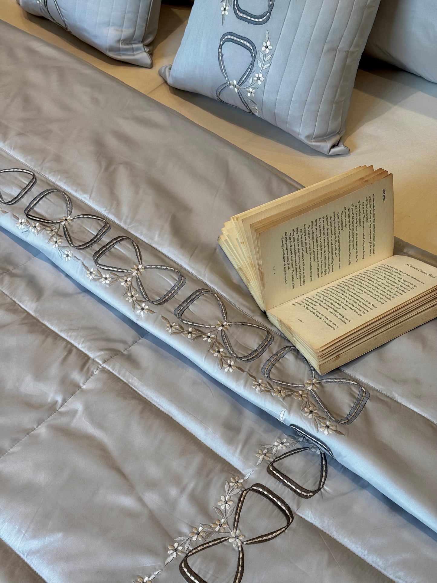 The Light Grey Infinity Quilt Set