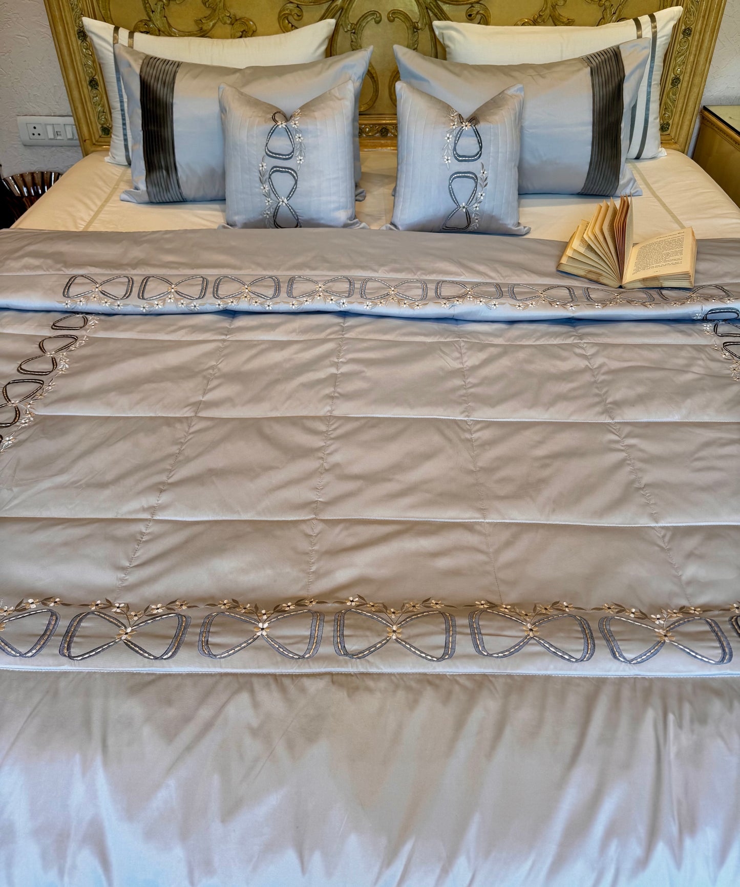 The Light Grey Infinity Quilt Set