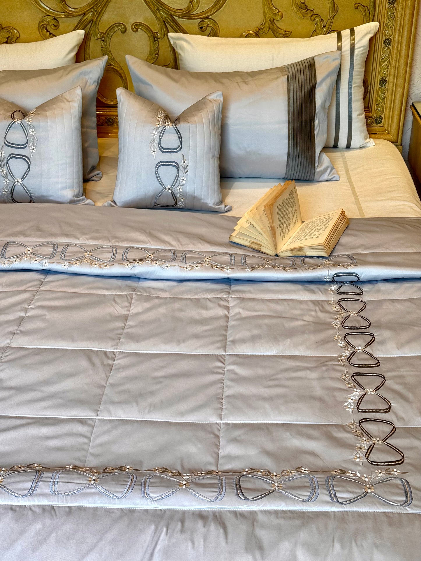 The Light Grey Infinity Quilt Set