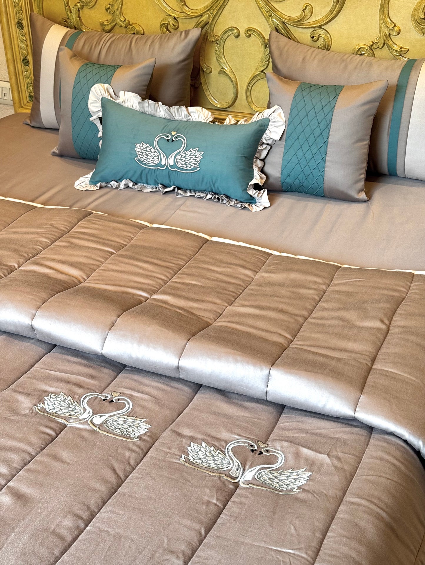 The Grey Swan Quilt Set