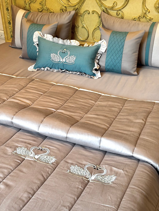 The Grey Swan Quilt Set