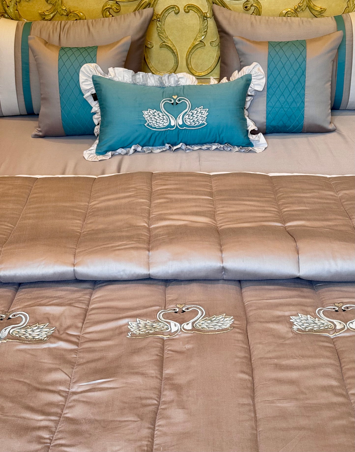 The Grey Swan Quilt Set