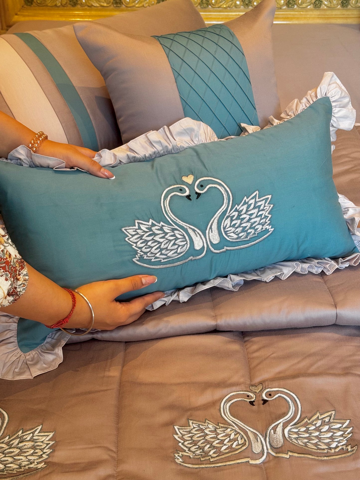 The Grey Swan Quilt Set