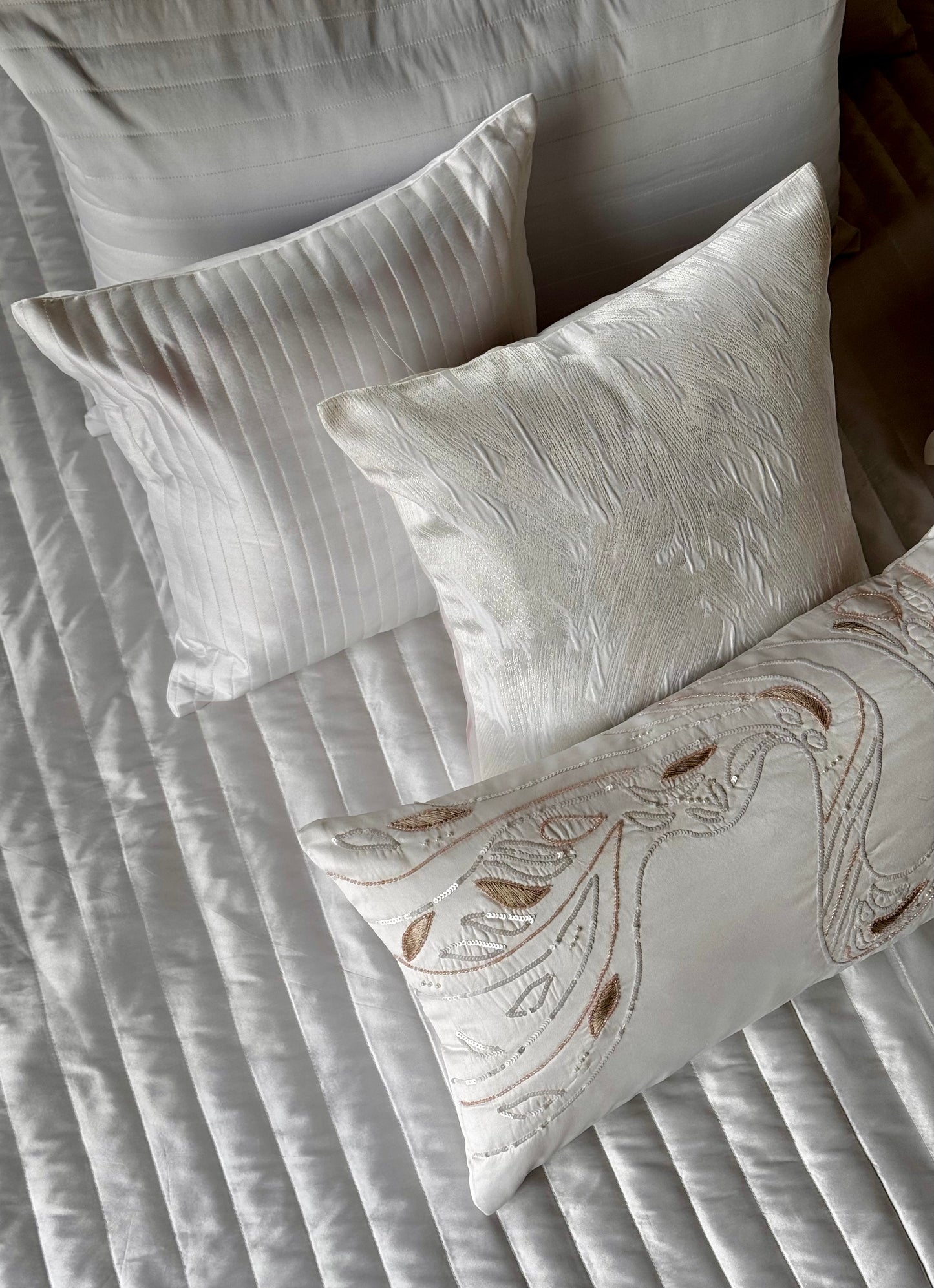 The Pearl White Abstract Bedding Set