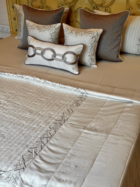 The Light Beige Nora Quilt Set