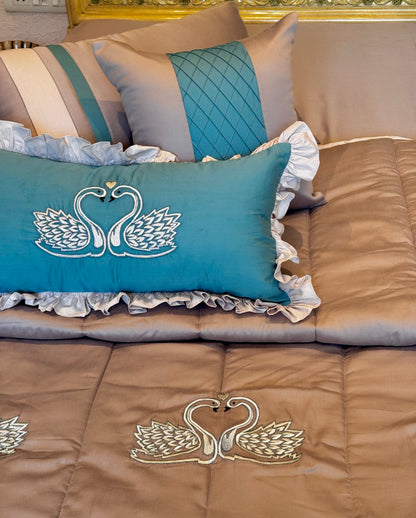 The Grey Swan Quilt Set