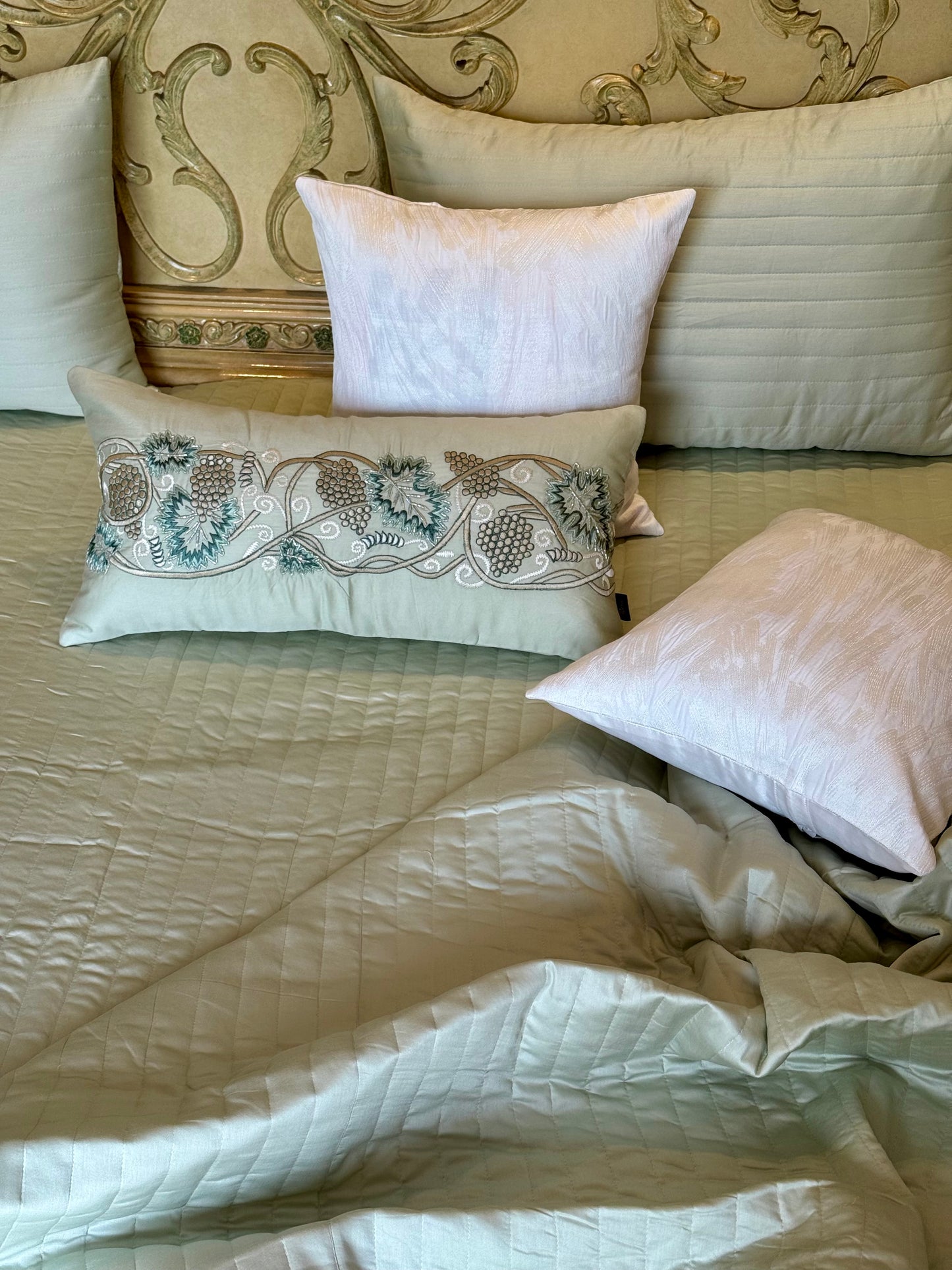 The Soft Green Vineyard Bedding Set