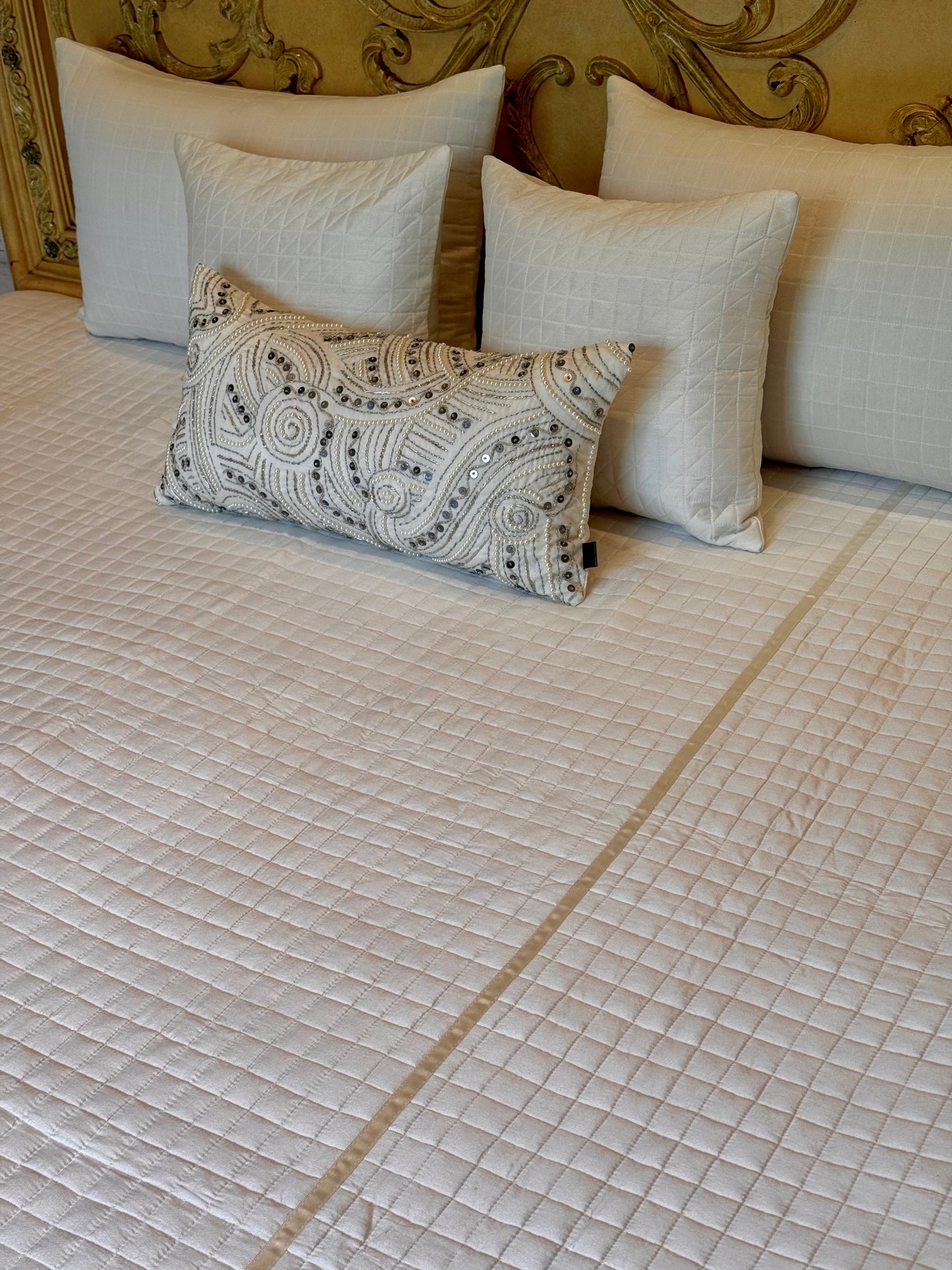 The Pearl Cobblestone Bedding Set