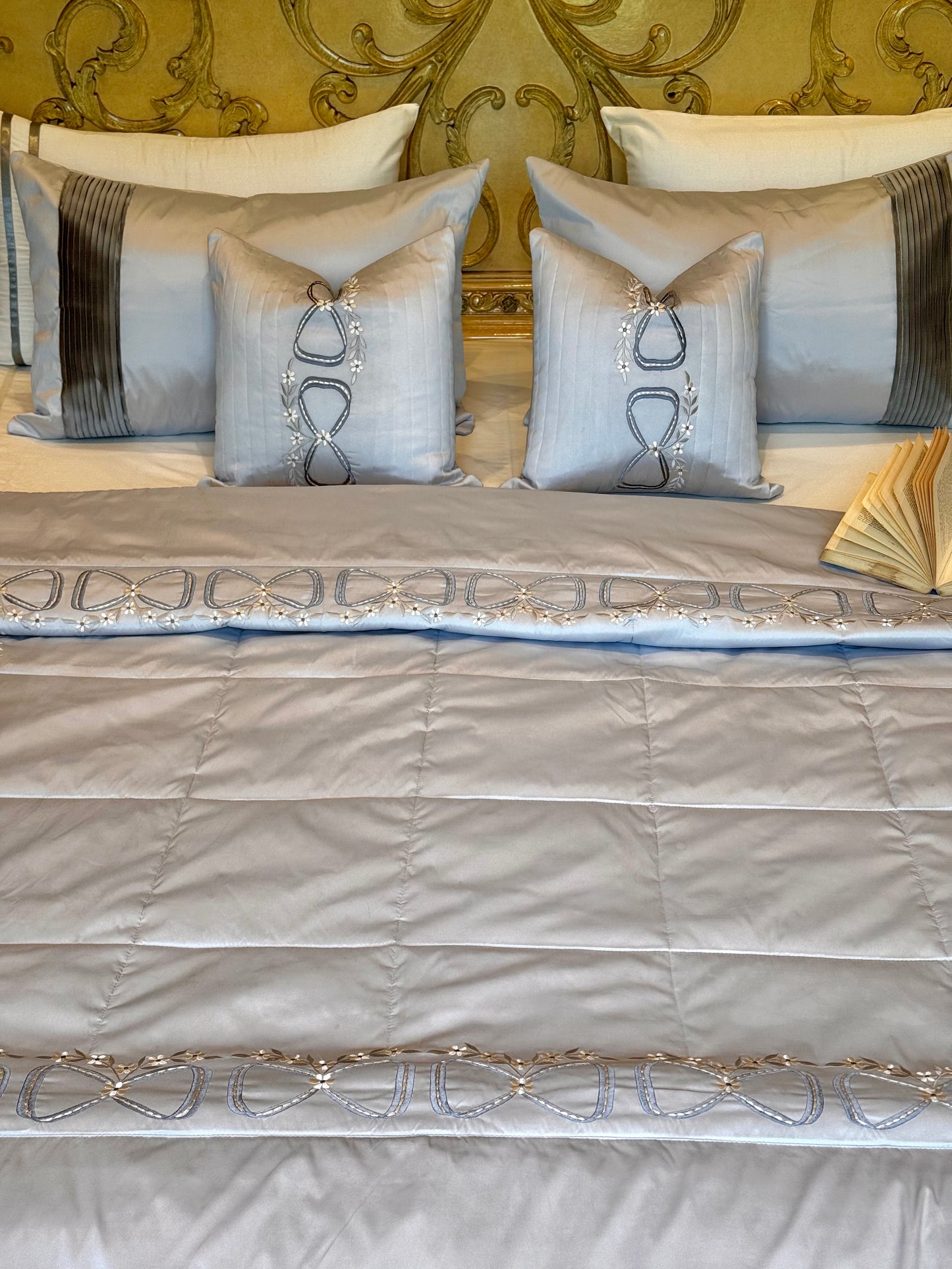 The Light Grey Infinity Quilt Set