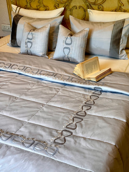 The Light Grey Infinity Quilt Set