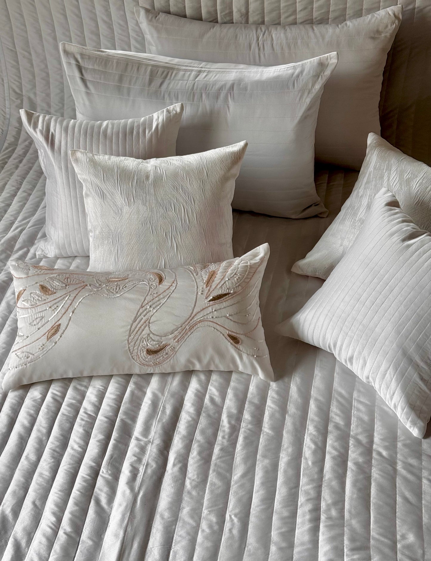 The Pearl White Abstract Bedding Set