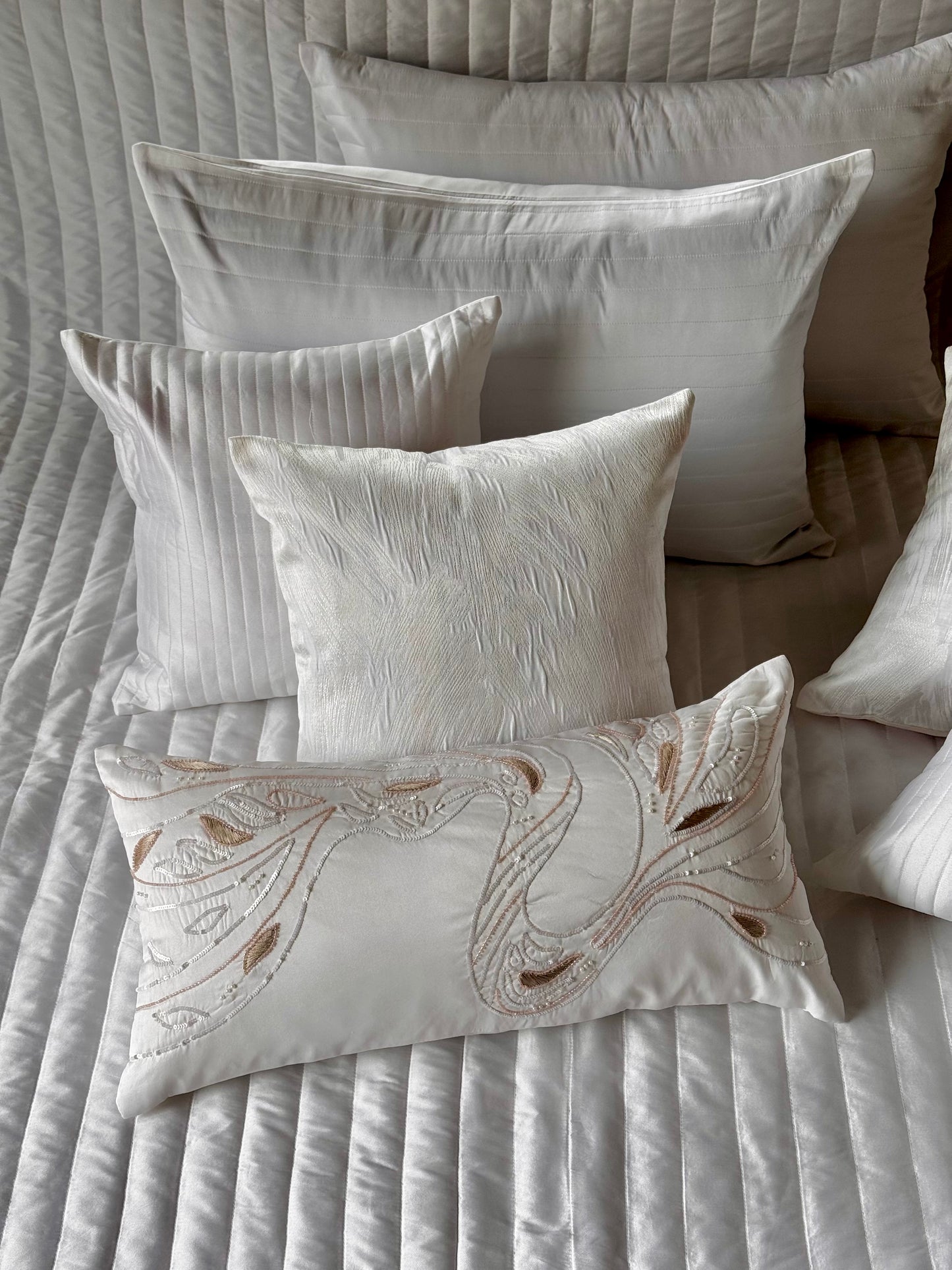 The Pearl White Abstract Bedding Set