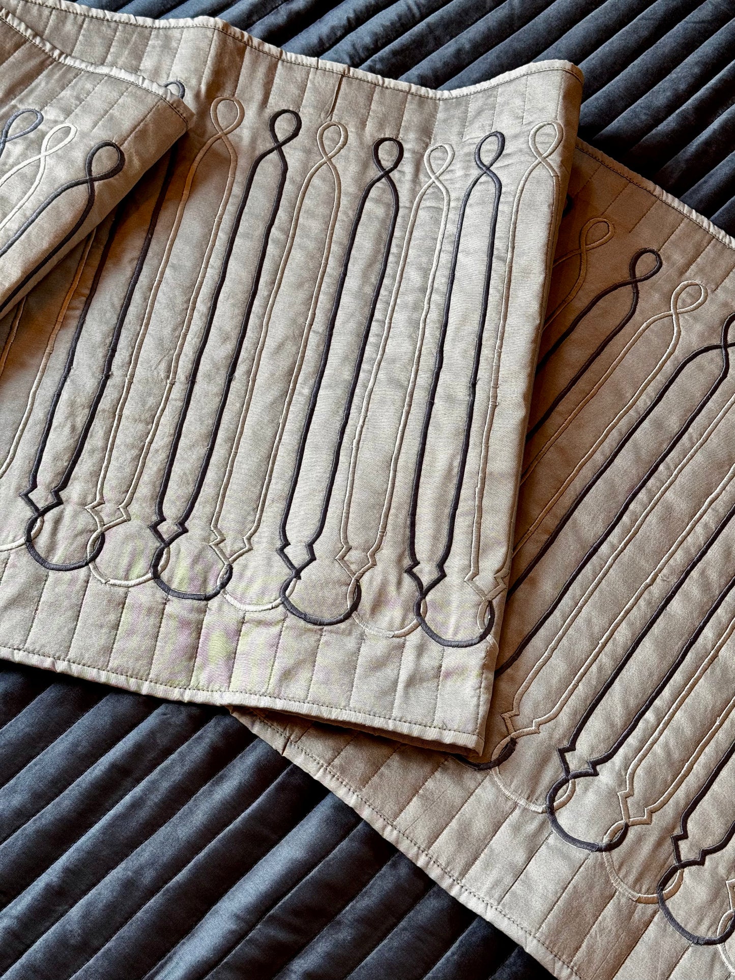 THE GREY HECTOR BED RUNNER
