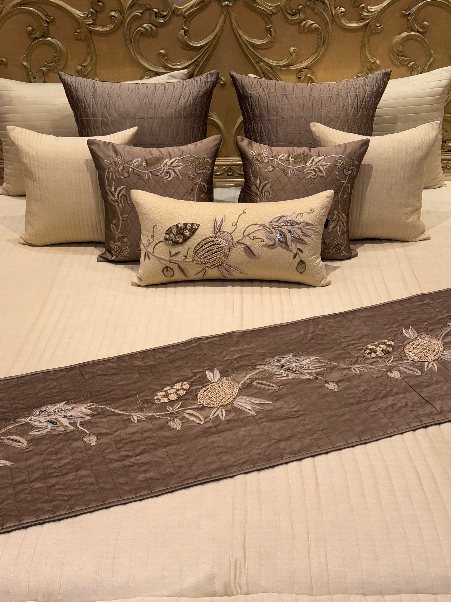 THE BEIGE CITRUS WITH BED RUNNER