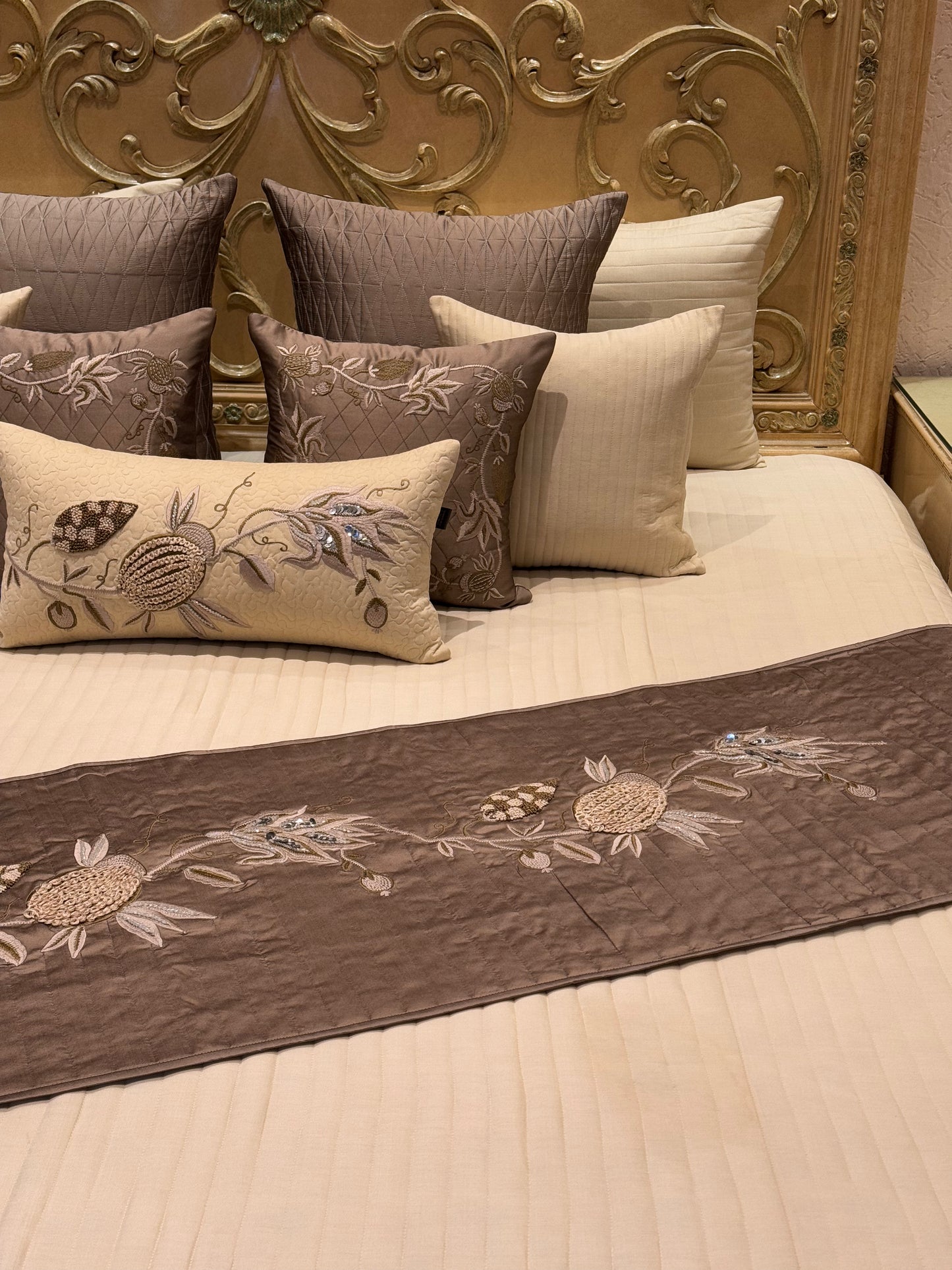 THE BEIGE CITRUS WITH BED RUNNER