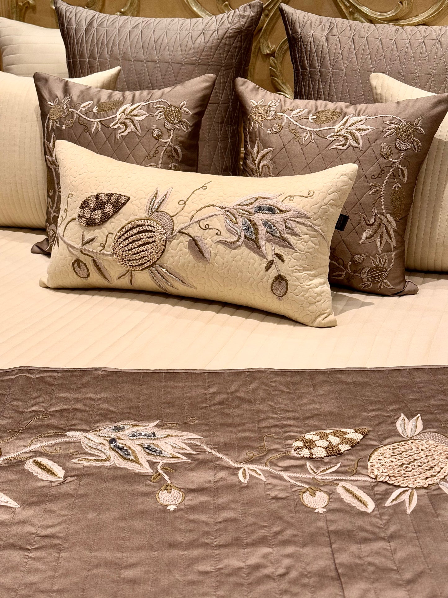 THE BEIGE CITRUS WITH BED RUNNER