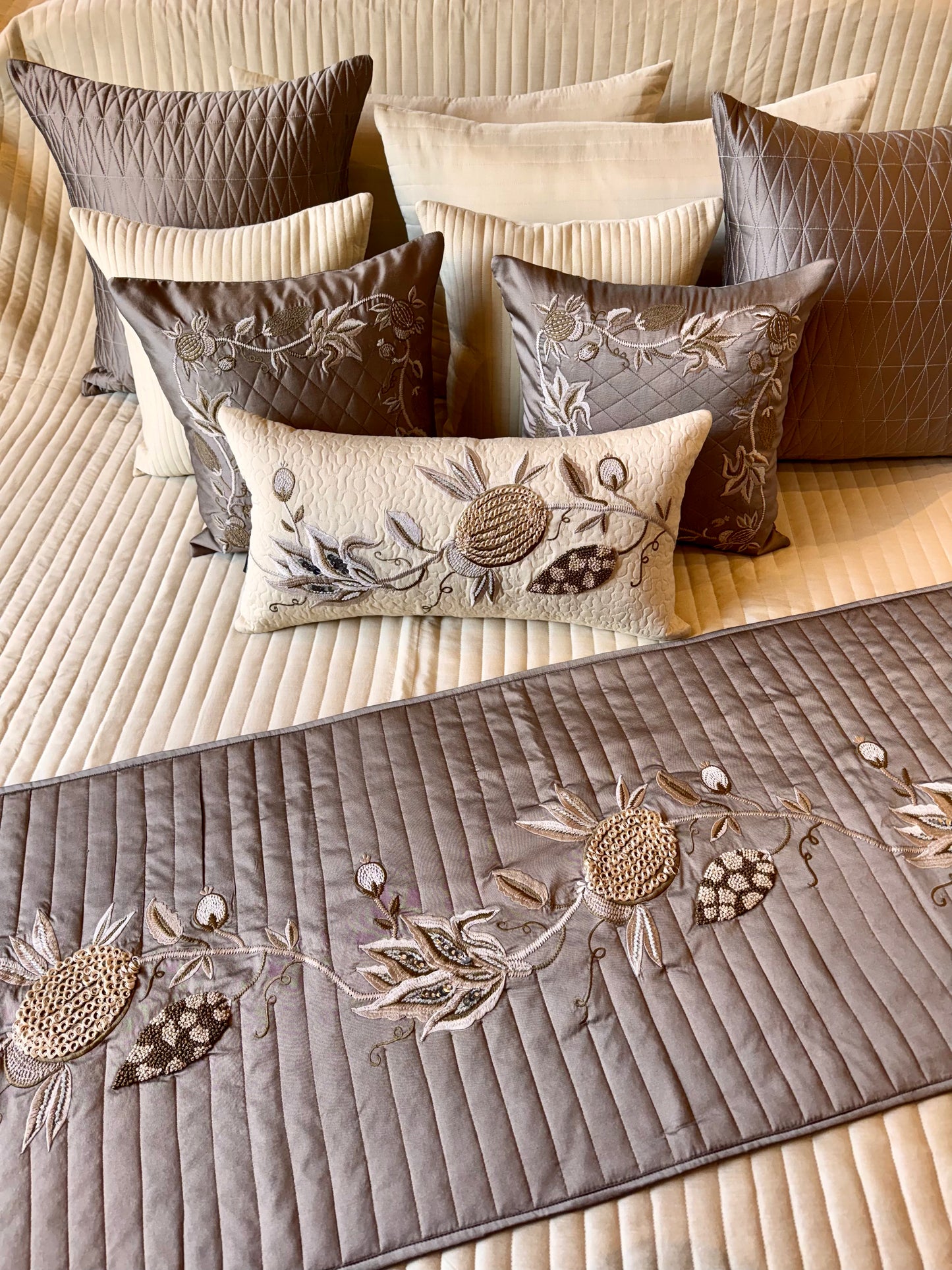 THE BEIGE CITRUS WITH BED RUNNER