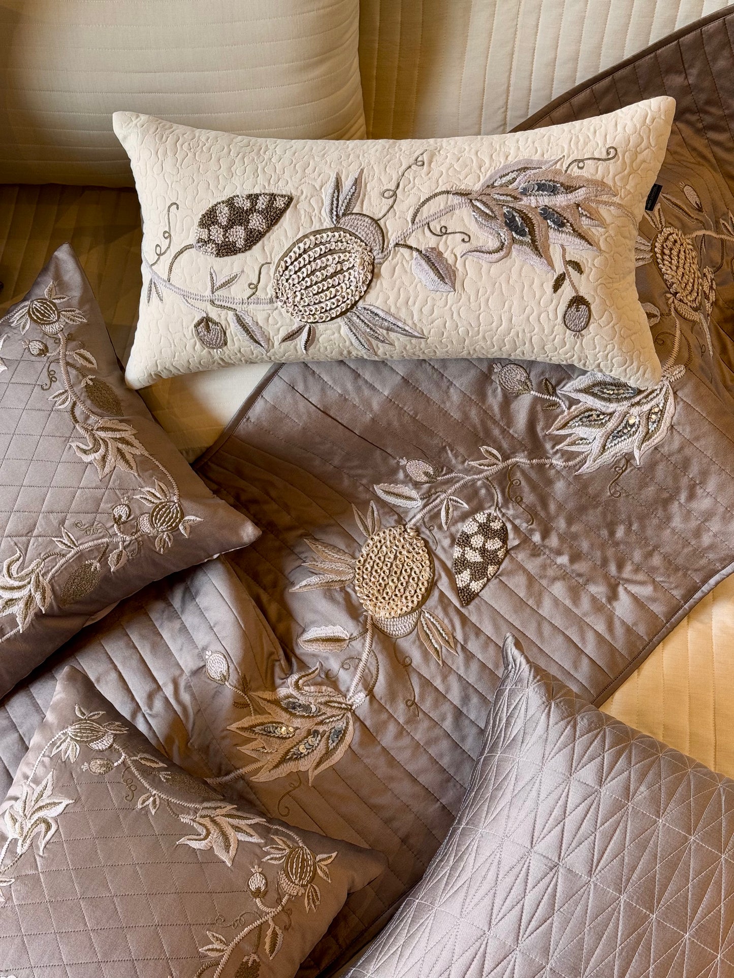 THE BEIGE CITRUS WITH BED RUNNER