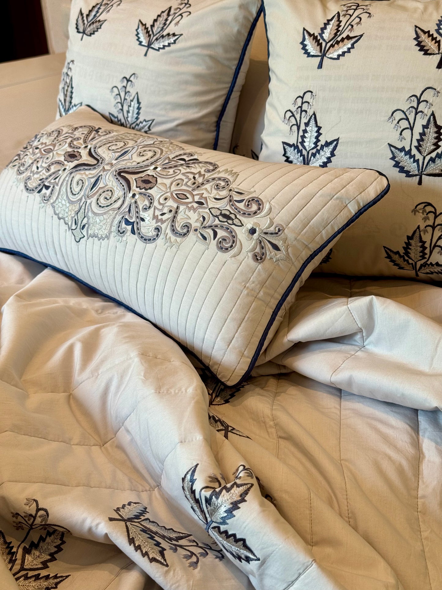 The Cotton Light Grey Leaf Quilt Set