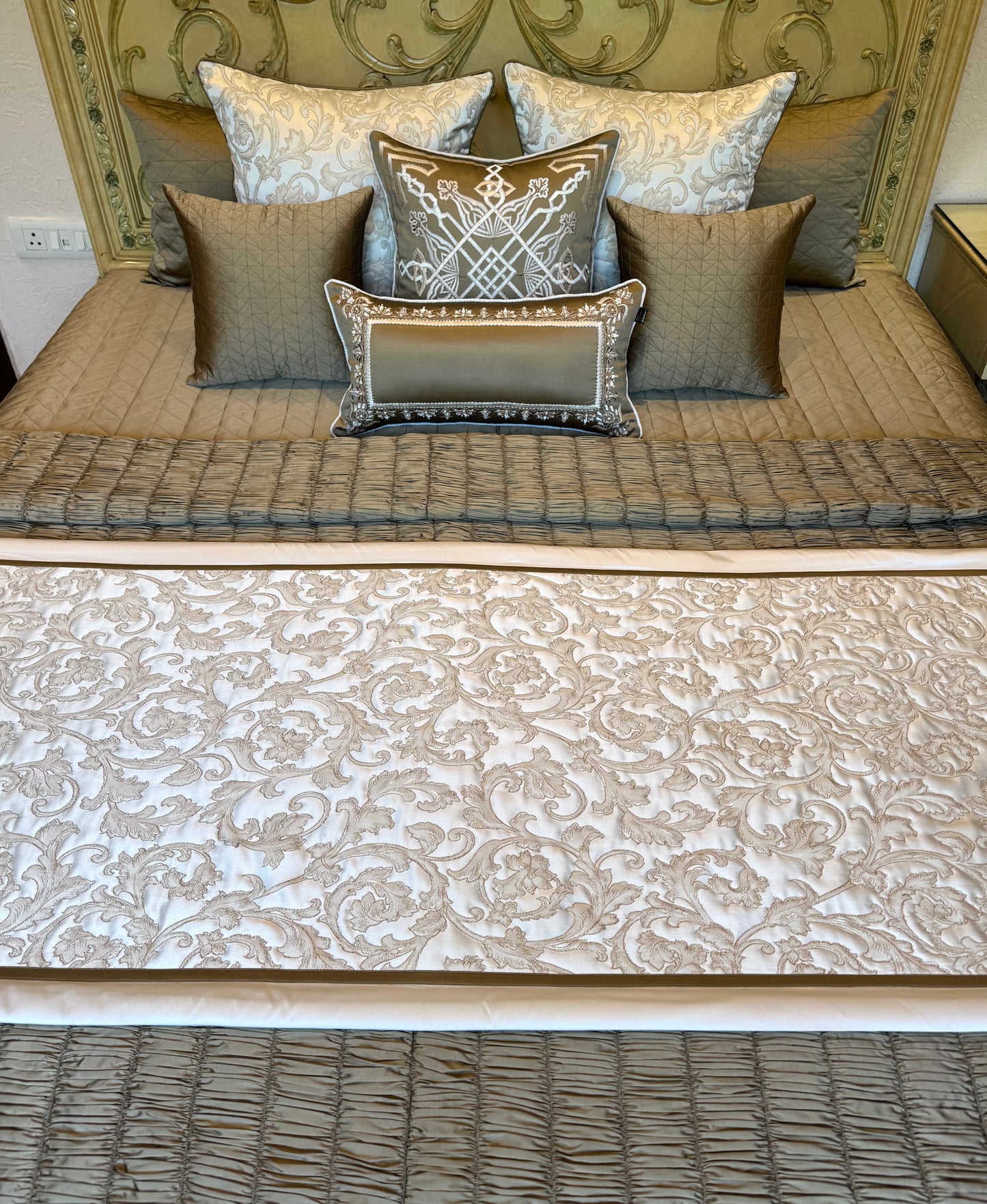 The Silken Crest Quilt Set
