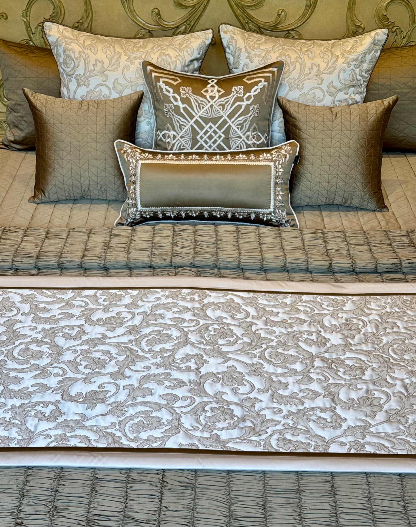 The Silken Crest Quilt Set