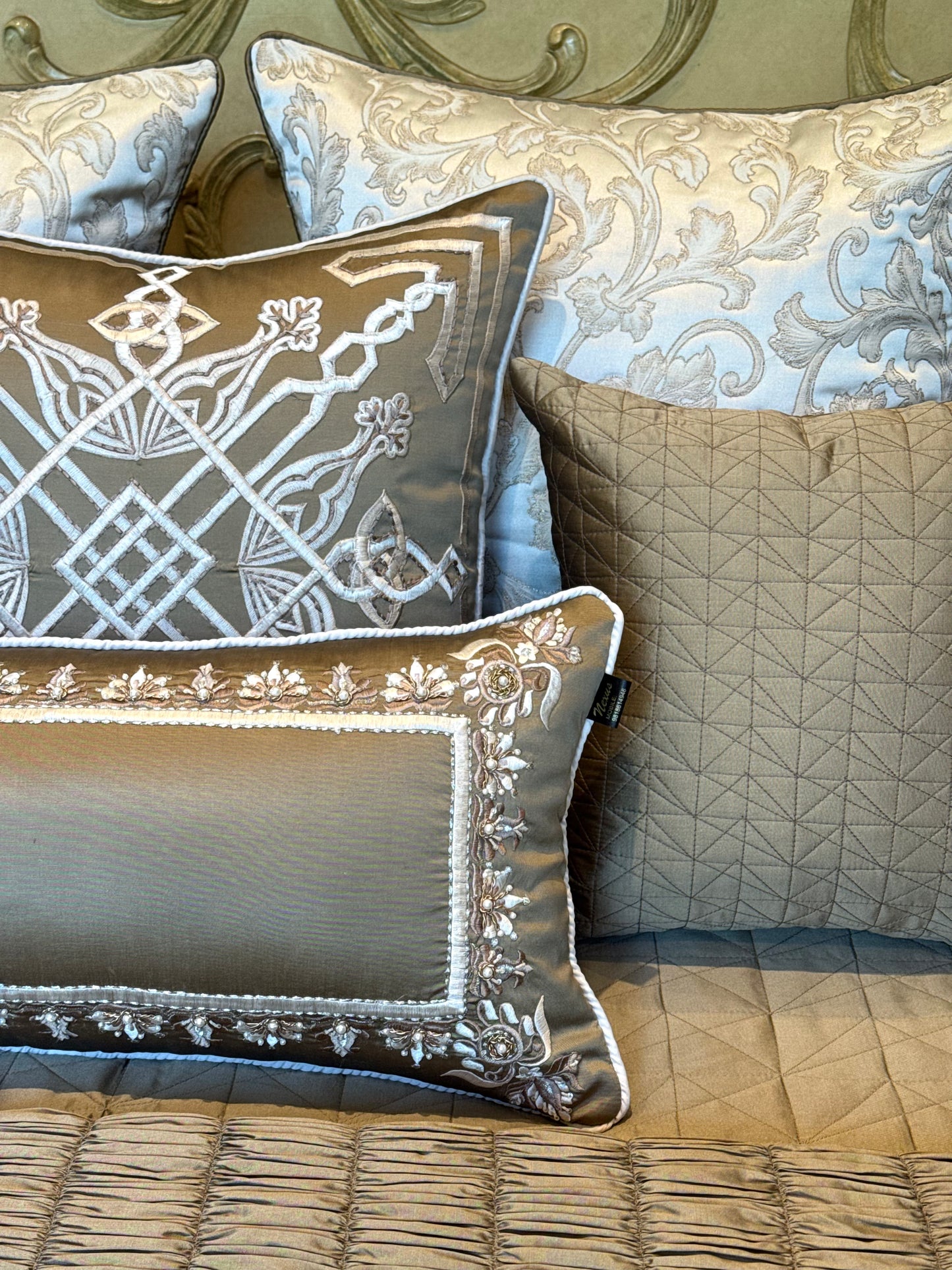 The Silken Crest Quilt Set