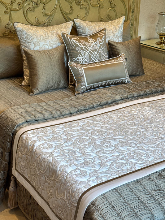 The Silken Crest Quilt Set