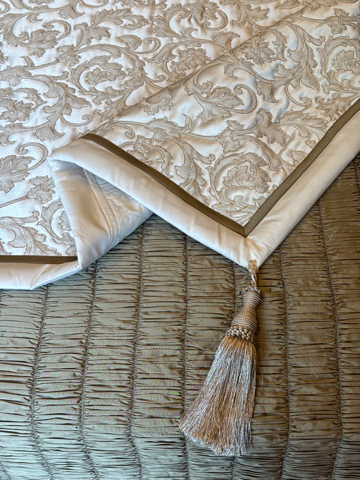 The Silken Crest Quilt Set