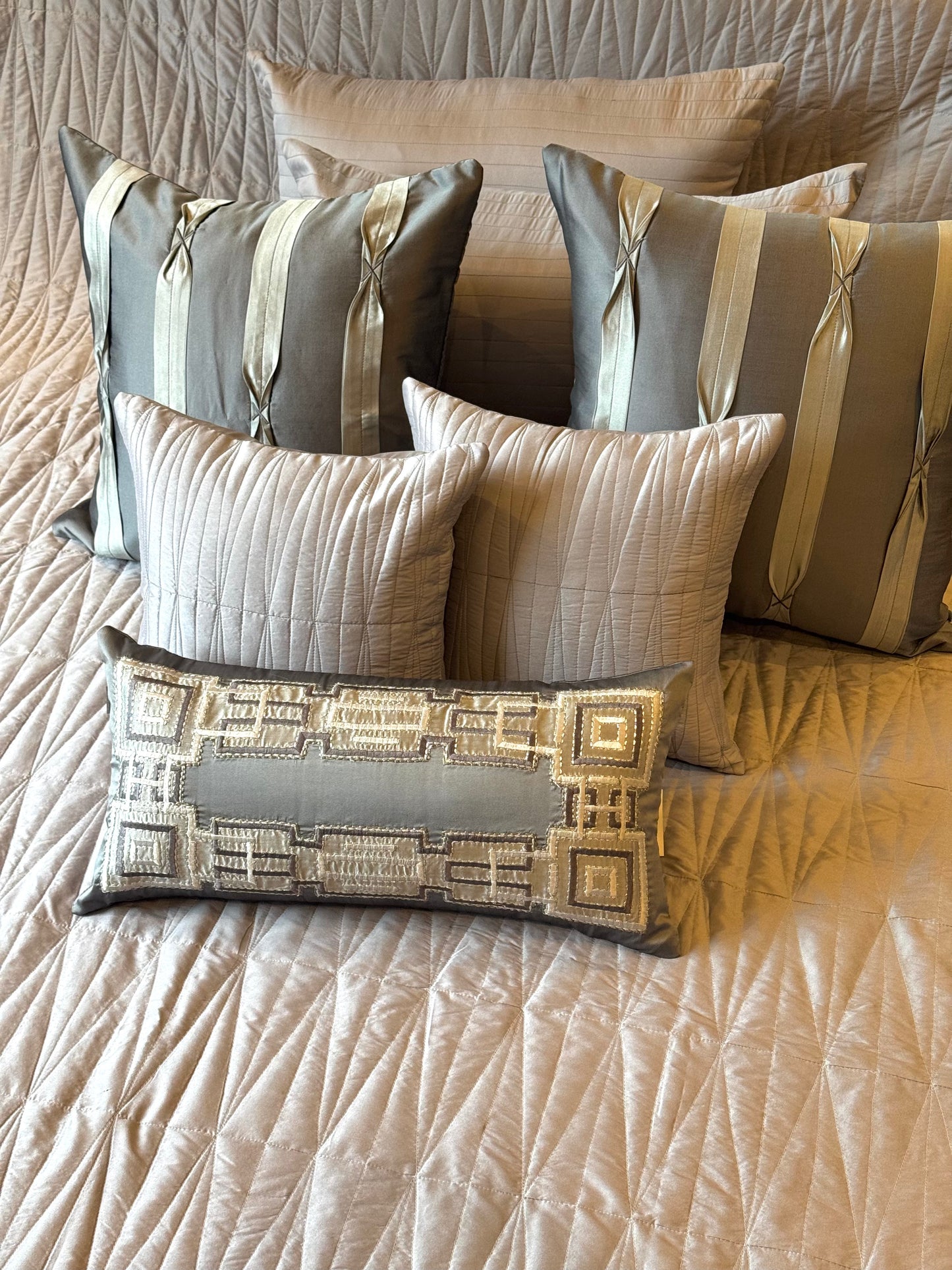 The Grey Thistle Bedding Set