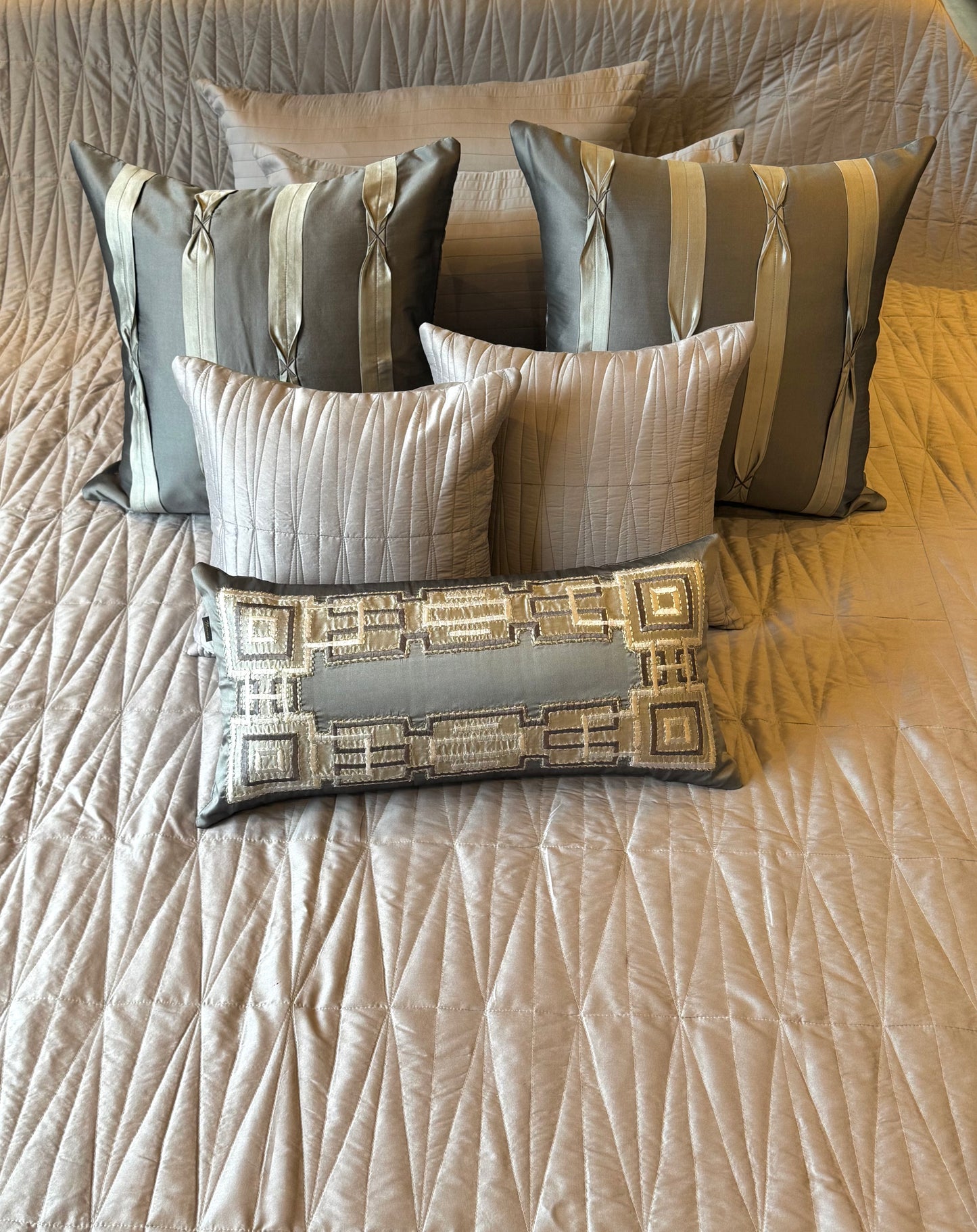The Grey Thistle Bedding Set