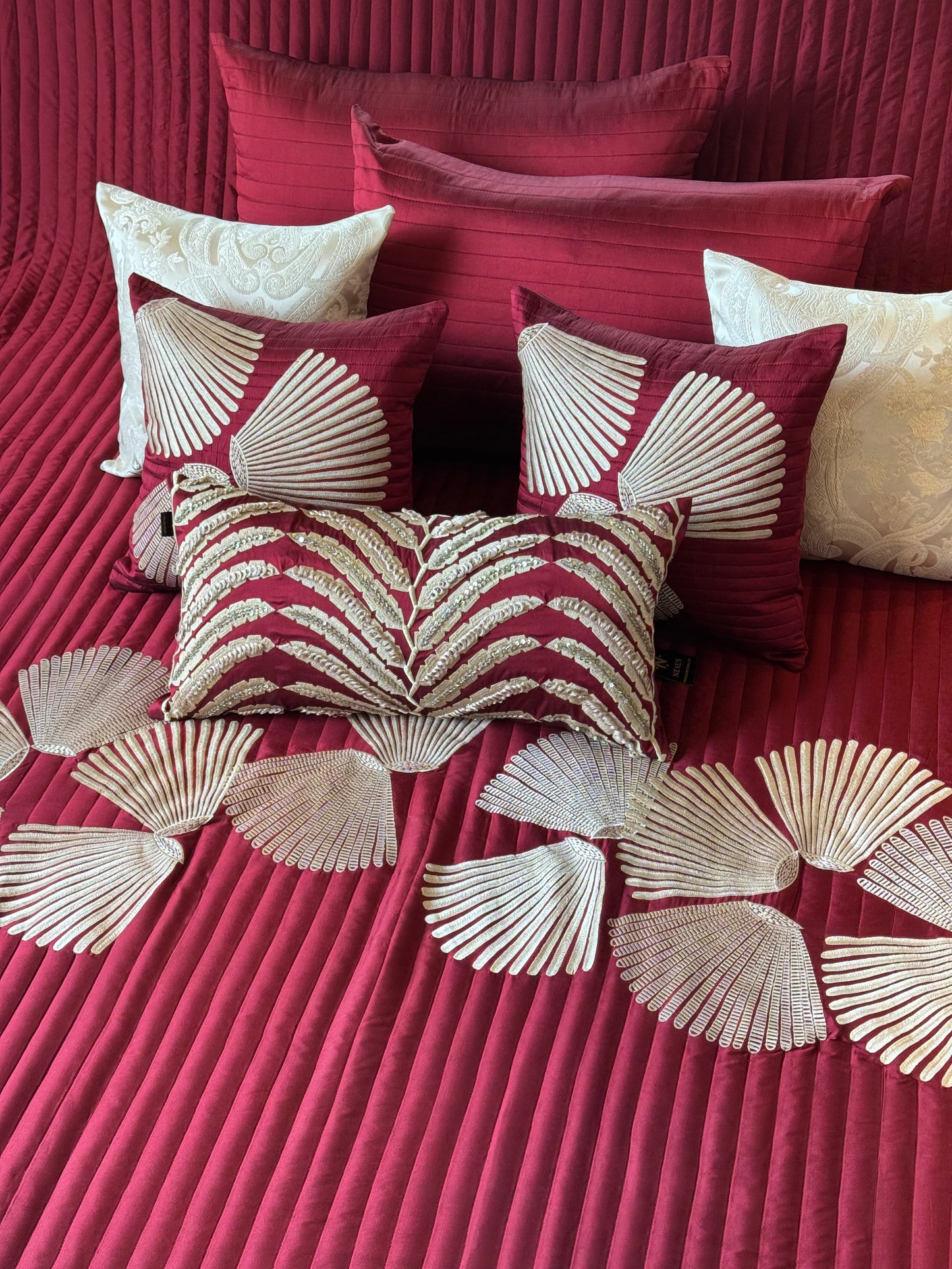 The Maroon Knot Bedding Set