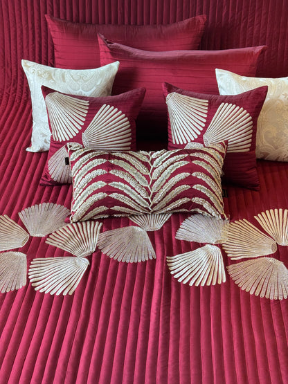 The Maroon Knot Bedding Set