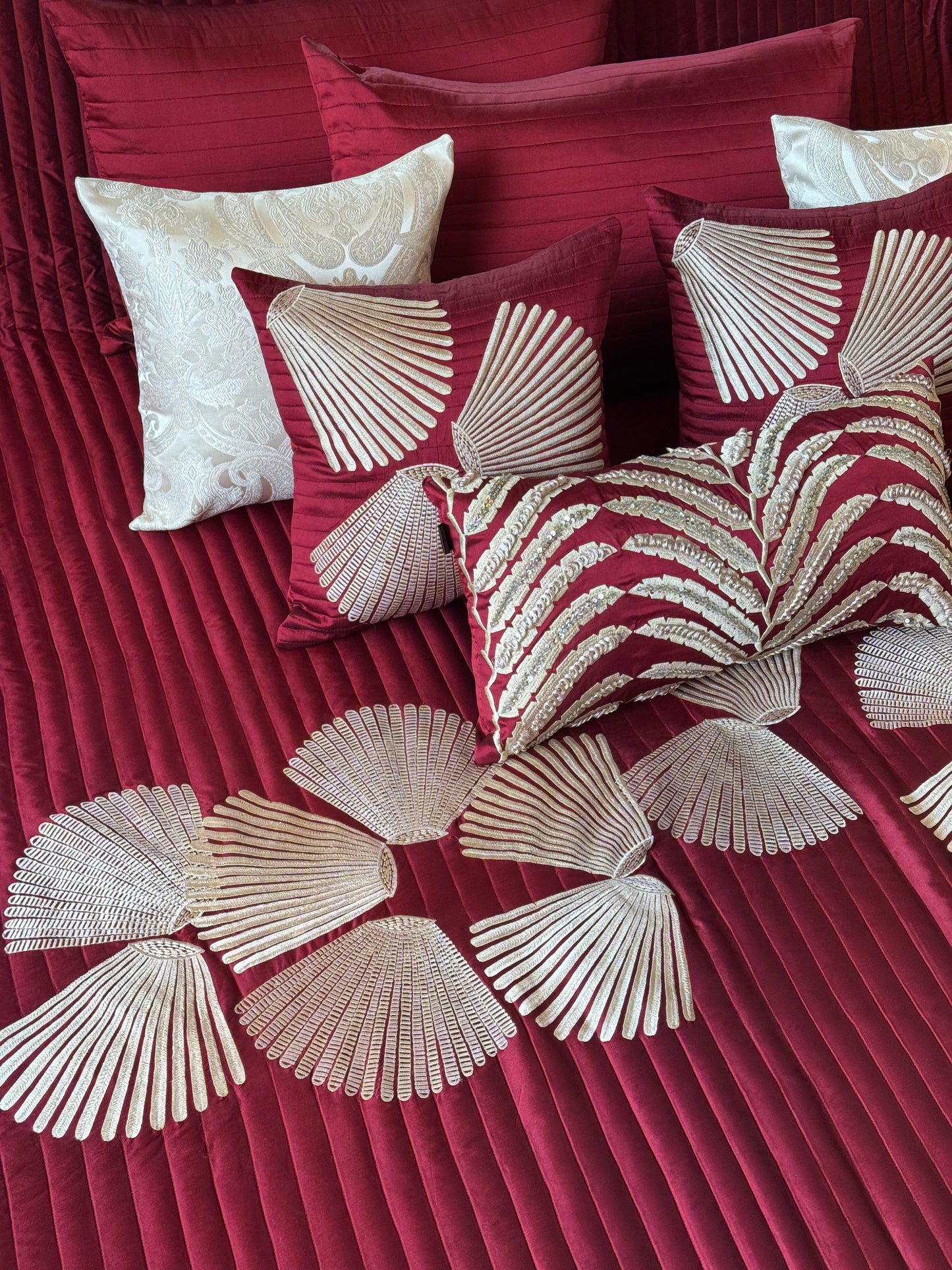 The Maroon Knot Bedding Set