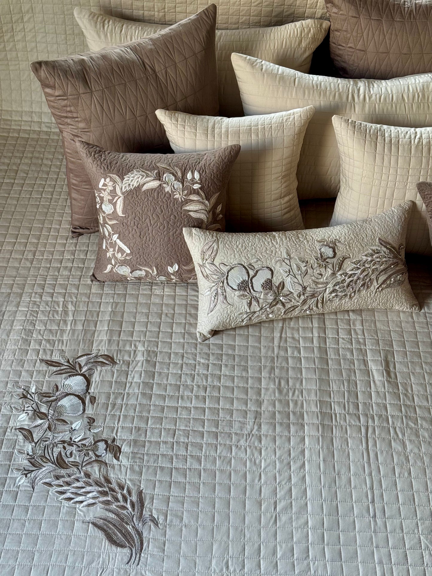 The Soft Beige Vintage Bedding Set