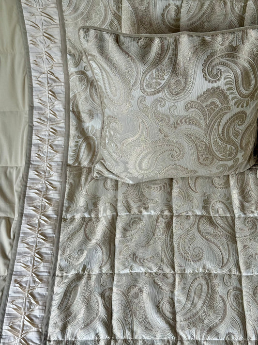 The Champagne Paisley Quilt