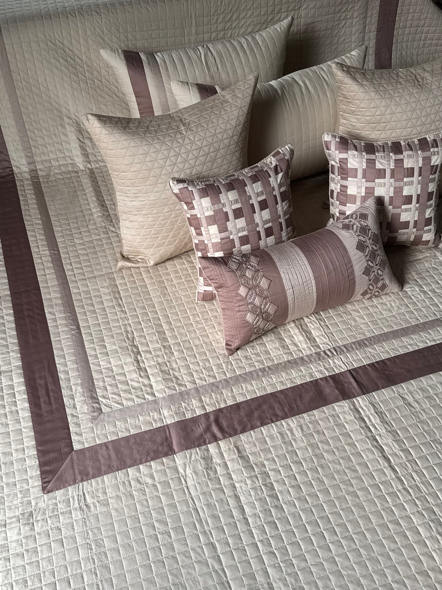 The Taupe Geometry Bedding Set