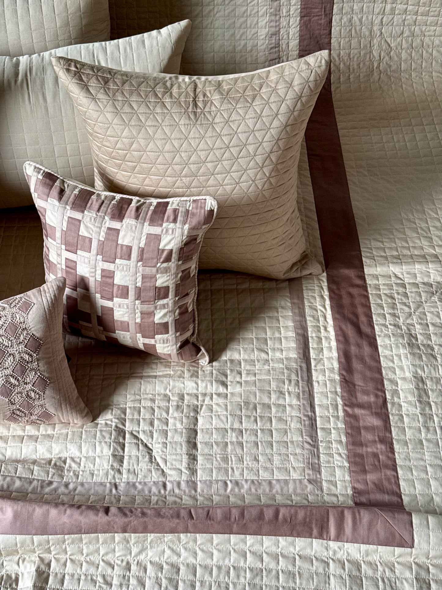 The Taupe Geometry Bedding Set