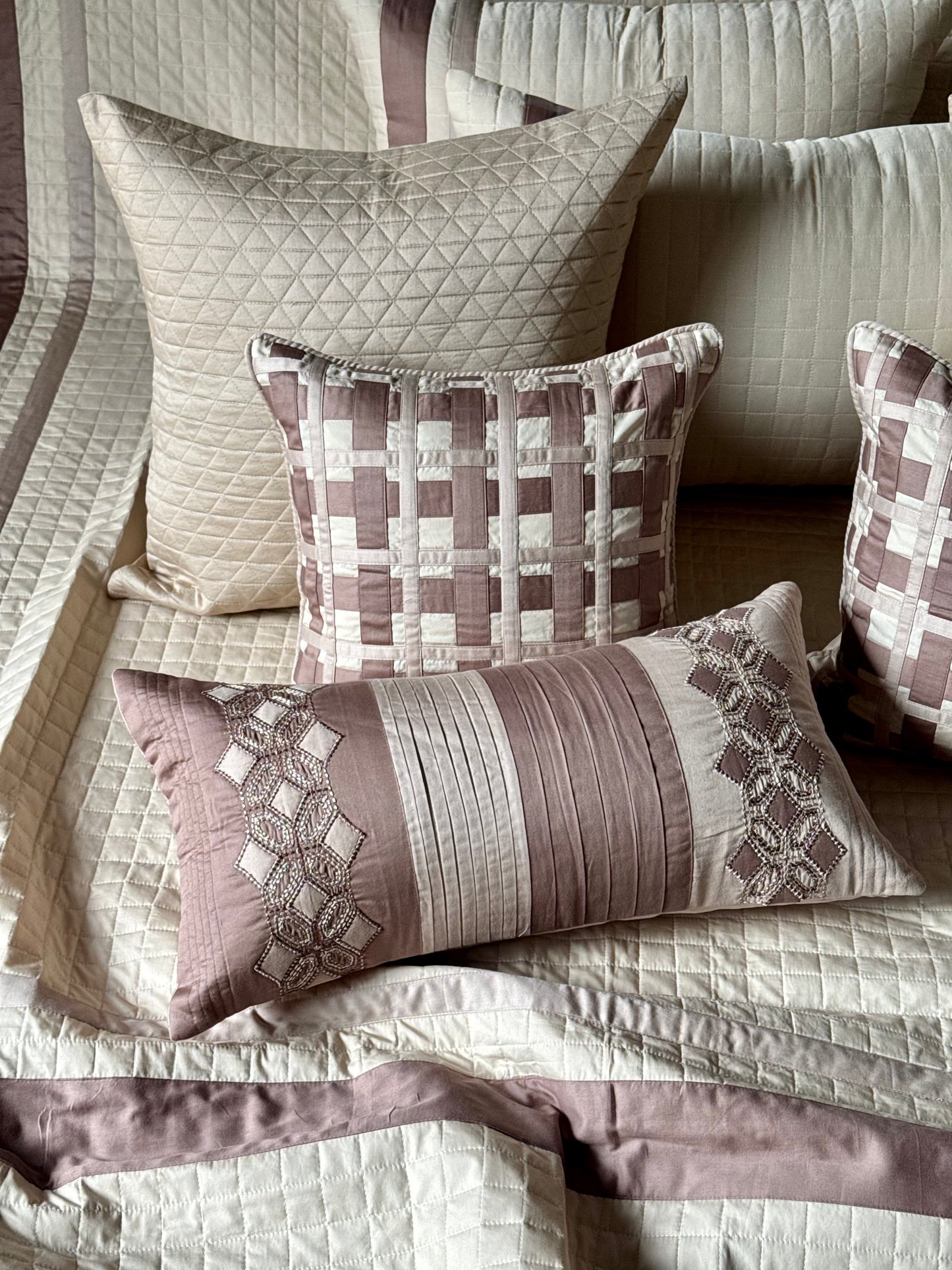 The Taupe Geometry Bedding Set