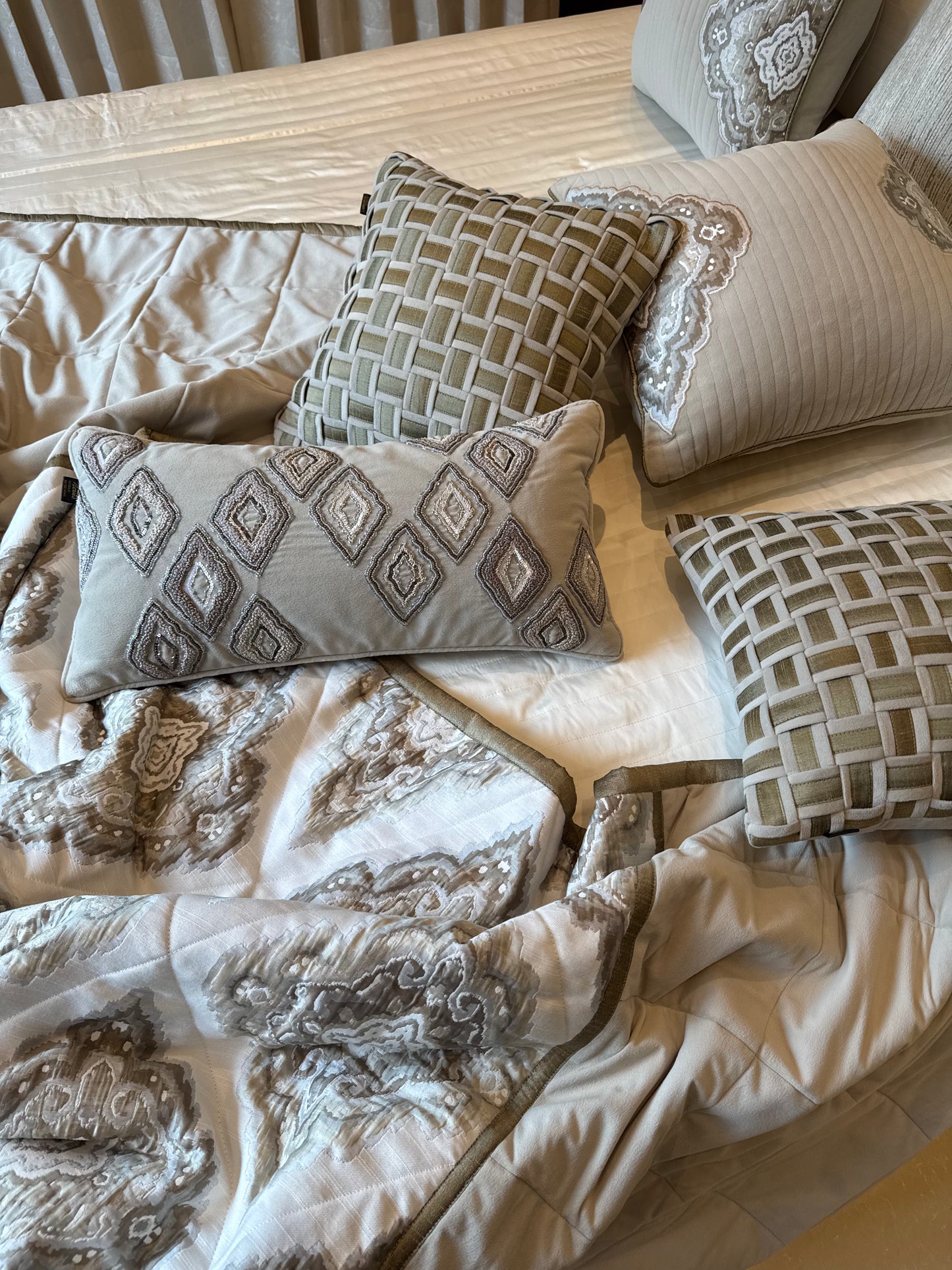 The Imperial Écru Quilt Set