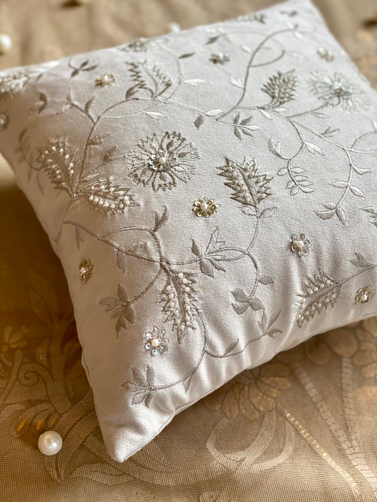 THE IRIS CUSHION COVER