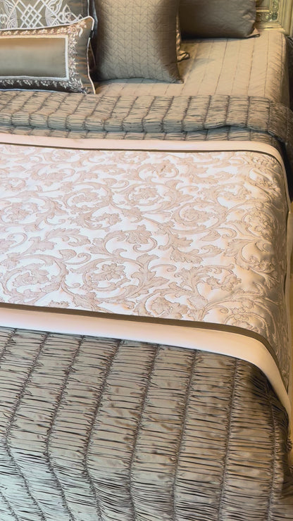 The Silken Crest Quilt Set