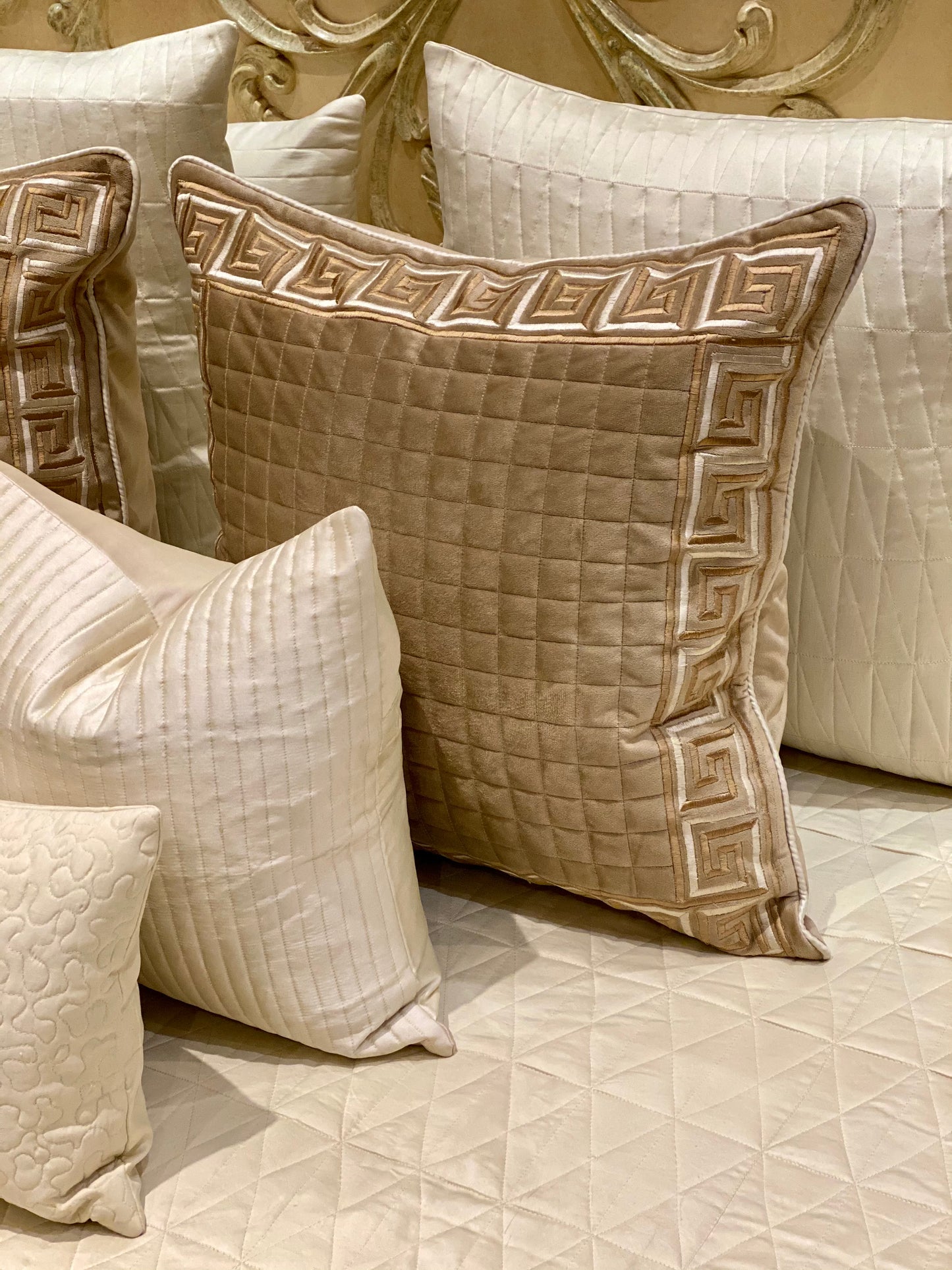 THE ECRU MANSION BEDDING SET